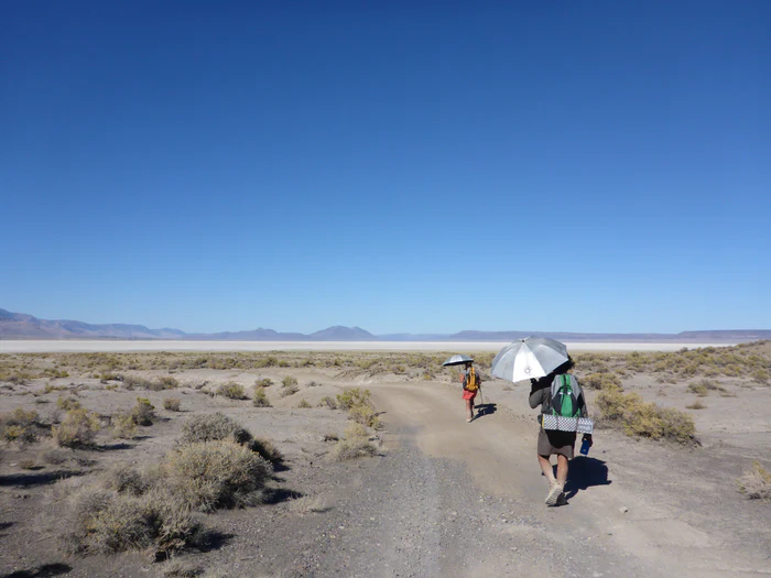 Wanderung durch sonnige Landschaften mit Six Moon Designs SIlver Shadow UV-Schutz Schirmen